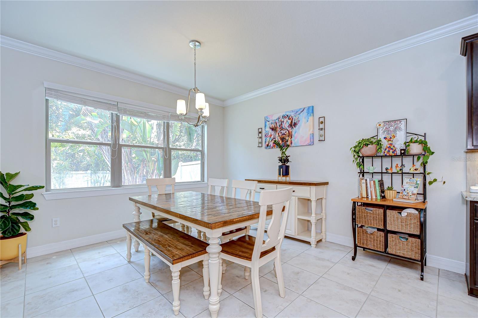 Nicely sized kitchen nook for your everyday meals!