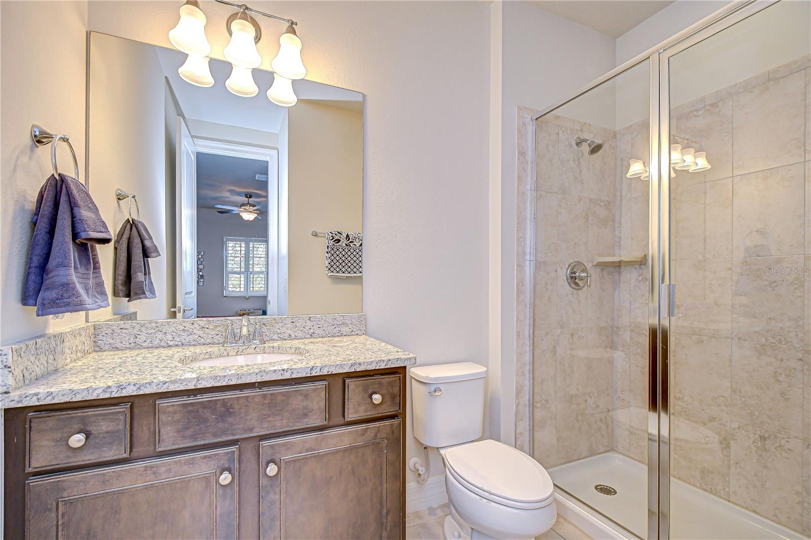 2nd bath - en-suite attached!