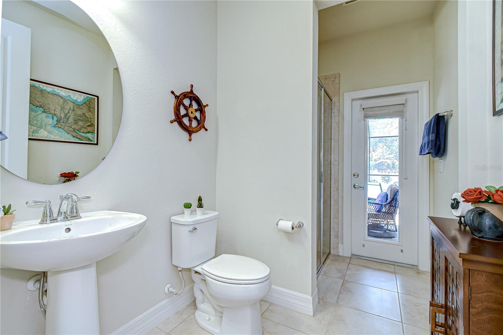 Fourth bathroom with pool access!