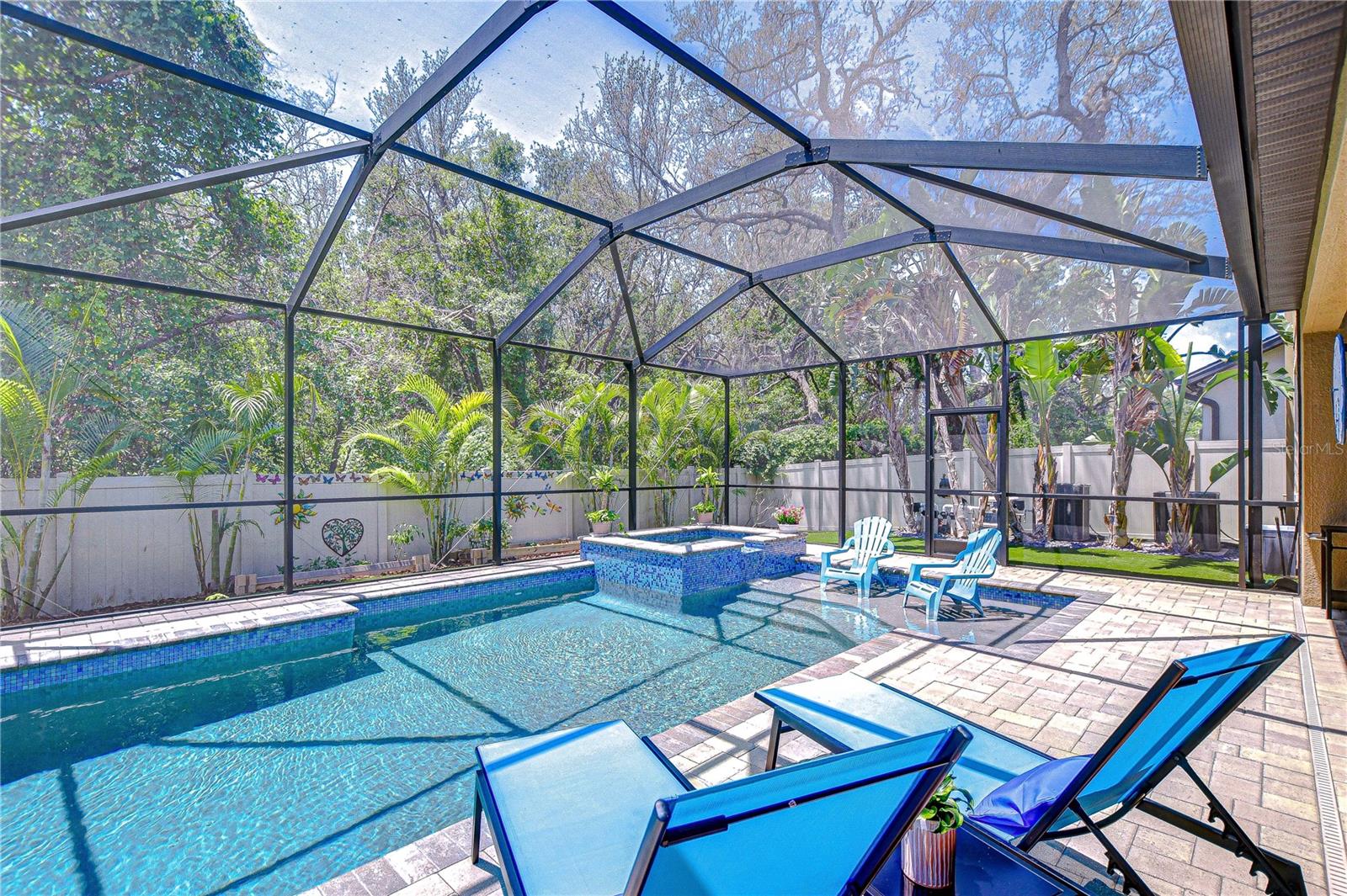 This heated salt water pool includes a spa & sunshelf!