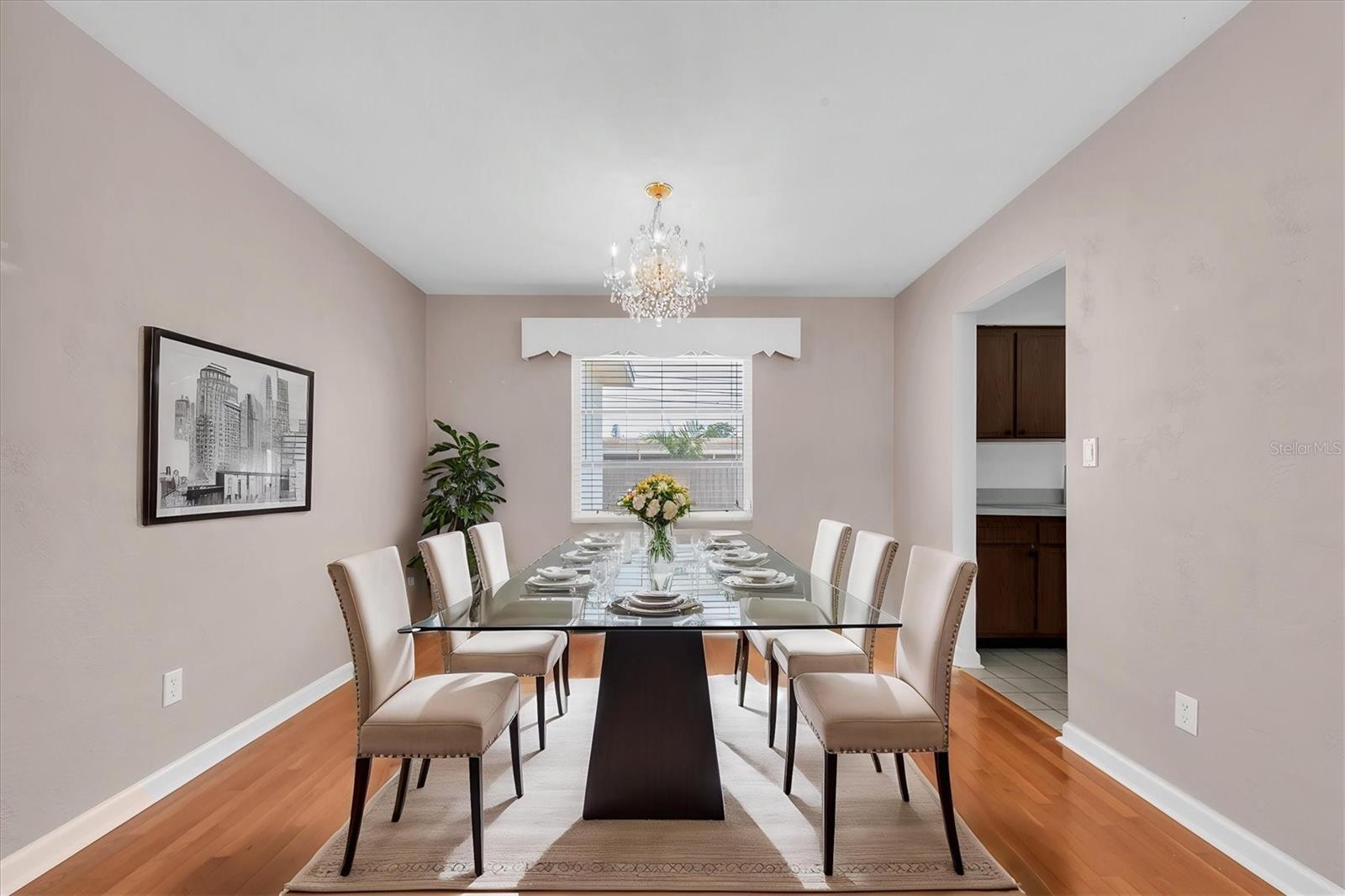 dining room (virtual staged)