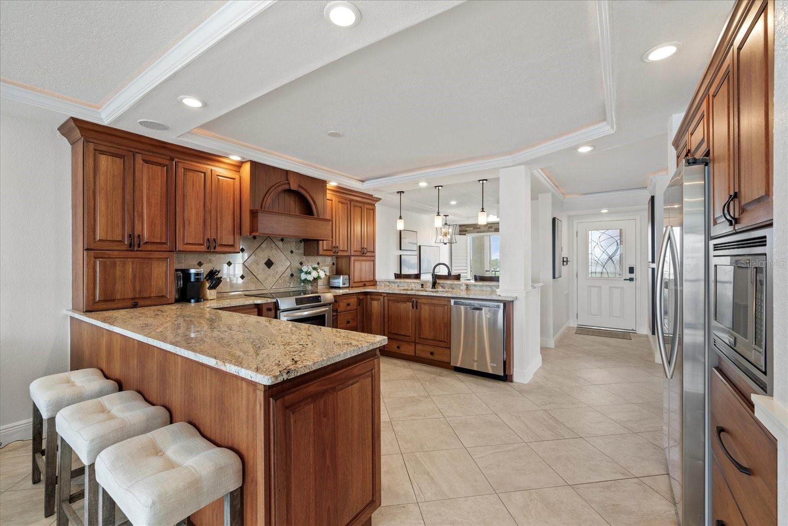 Counter bar in kitchen