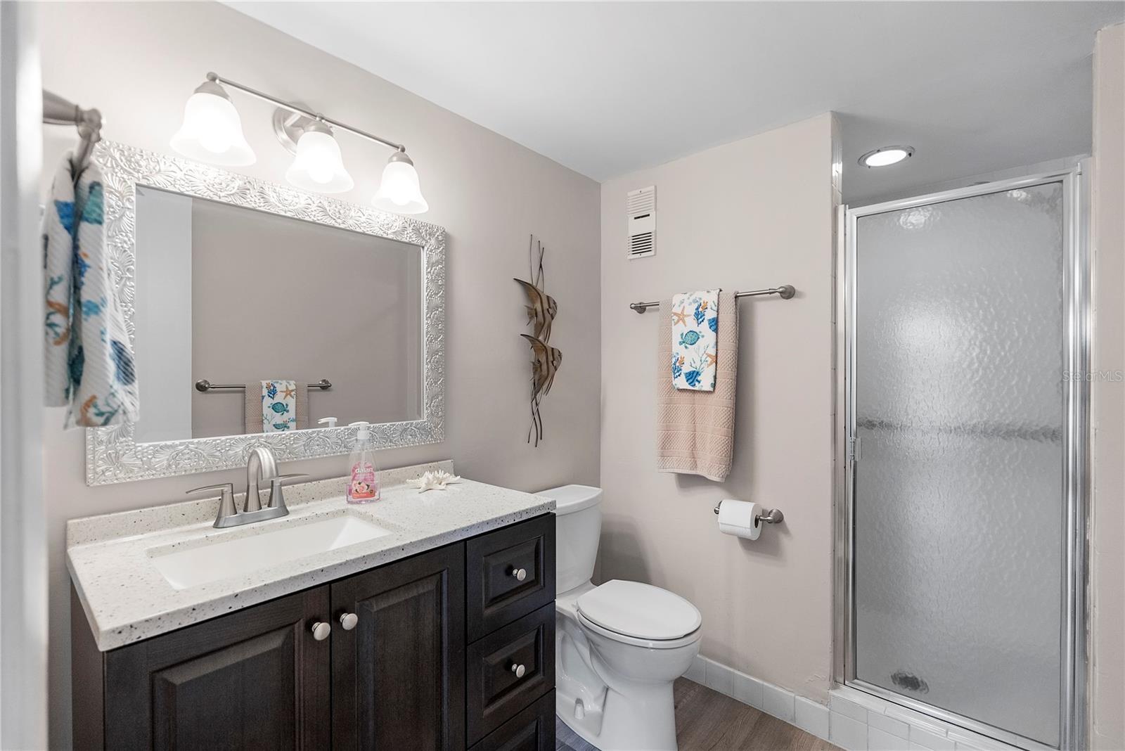 Guest Bedroom En Suite Bathroom