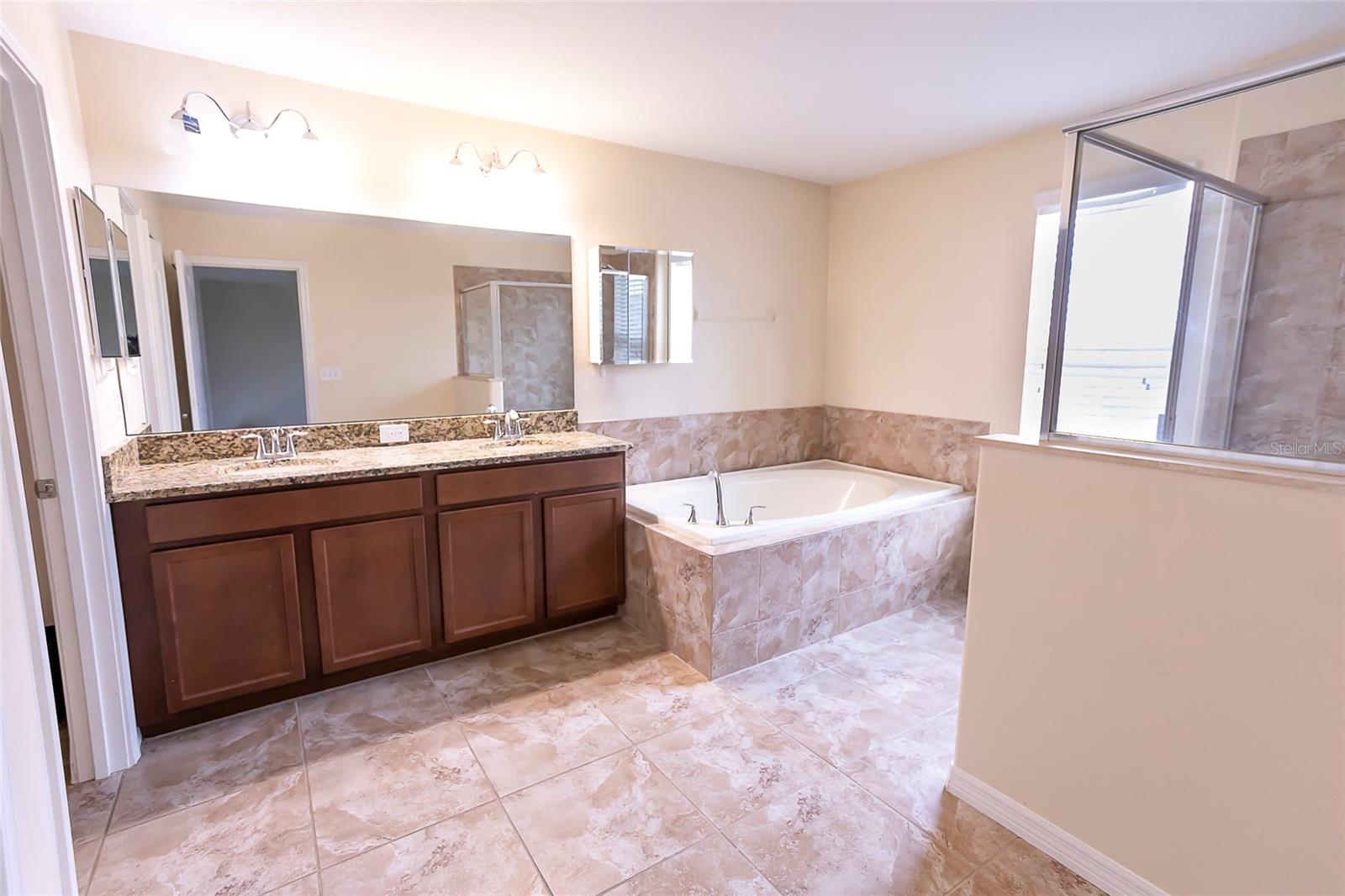Primary en-suite bathroom