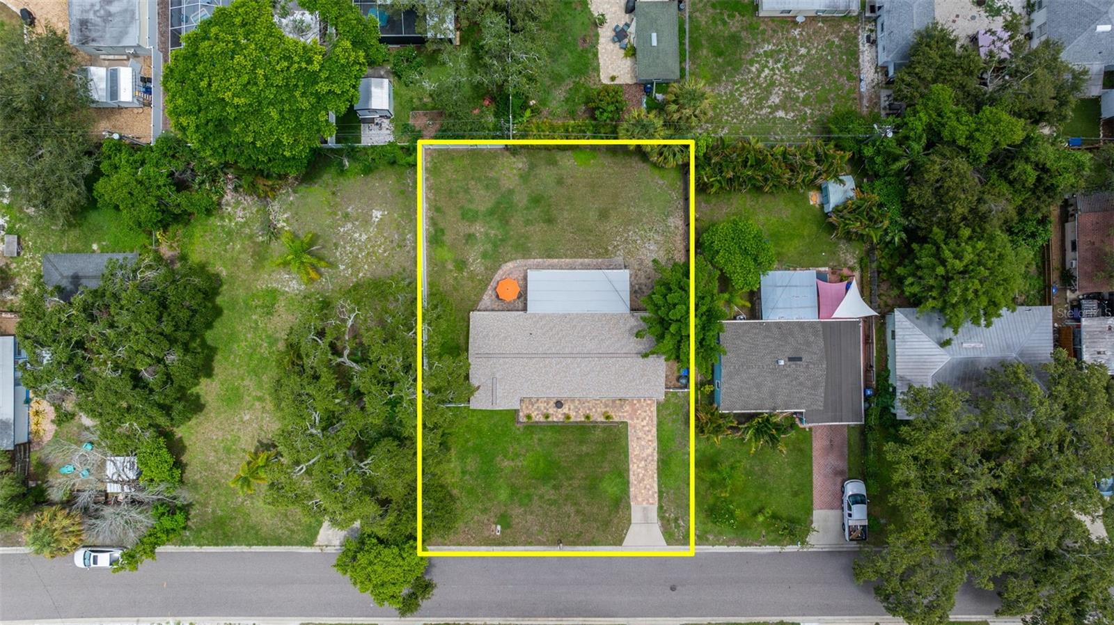 Lot with plenty of room for a pool!