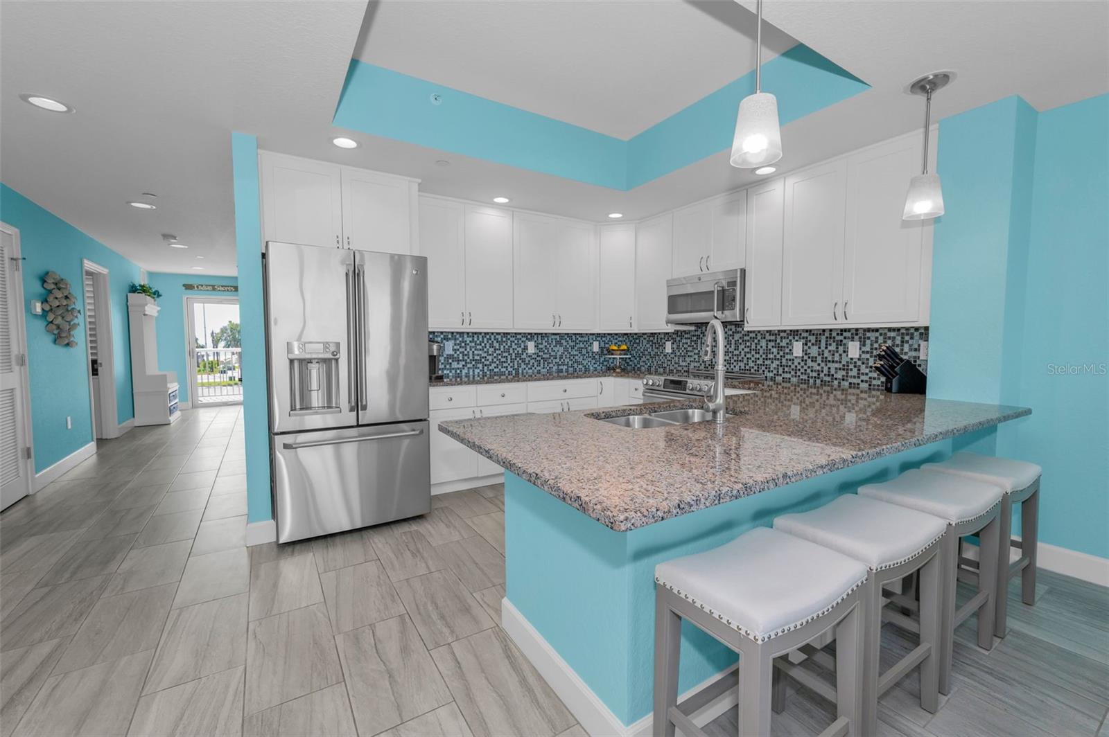 Large, Contemporary Kitchen with Breakfast Bar
