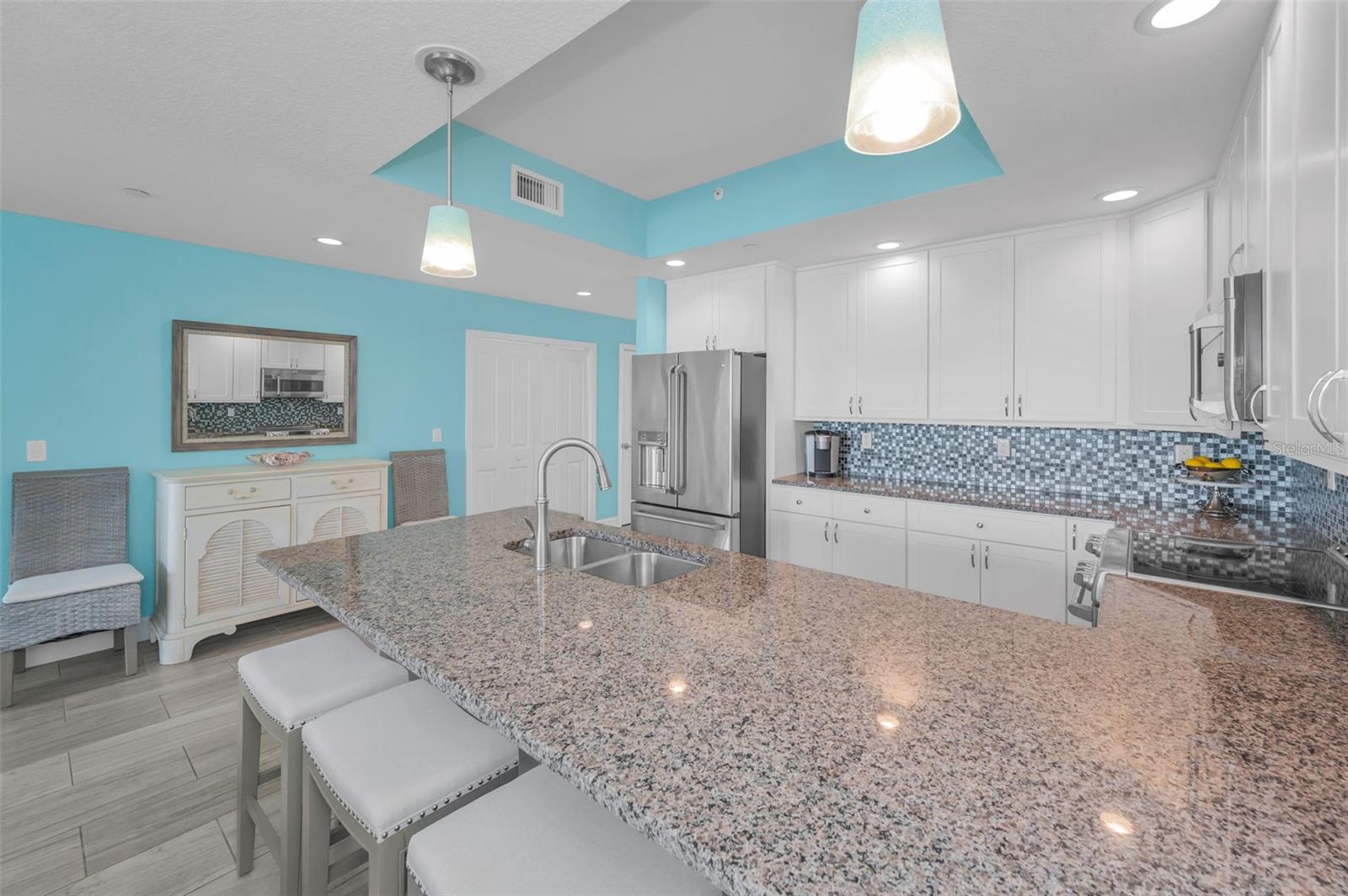 Large Breakfast Bar!
