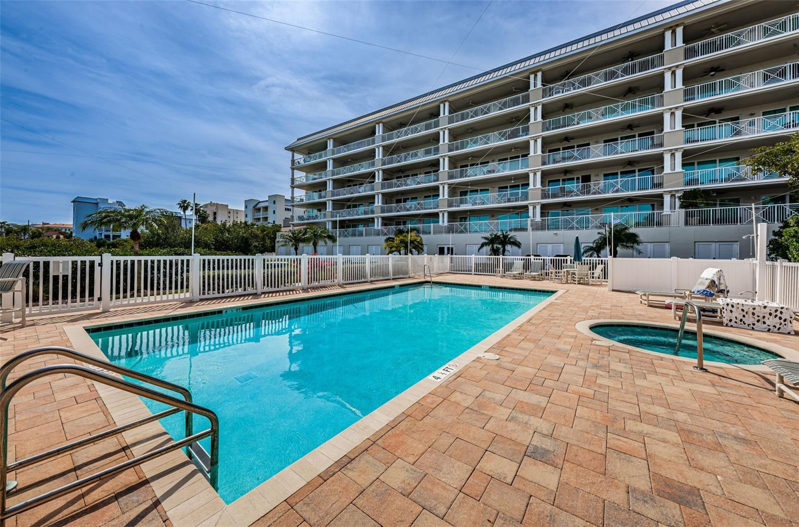 Beautiful Resort Like Heated Pool & Spa