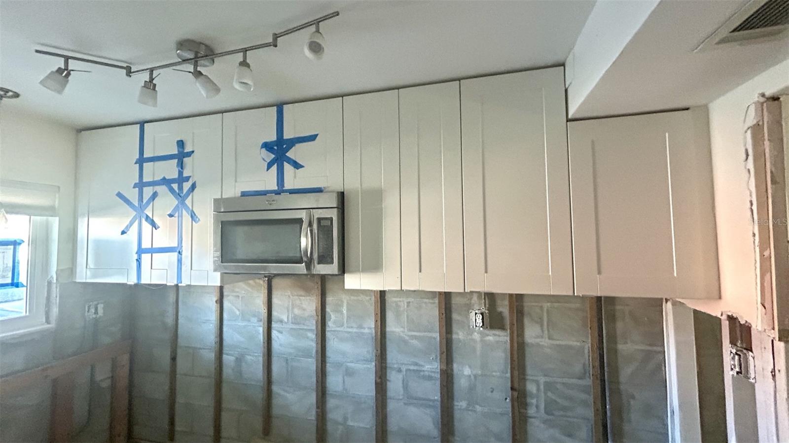 Plenty of light into kitchen