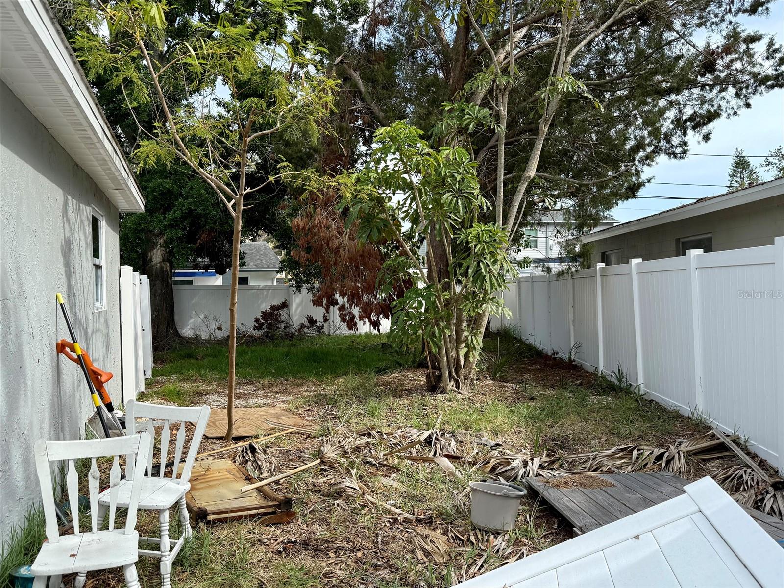 9. Large Side Yard