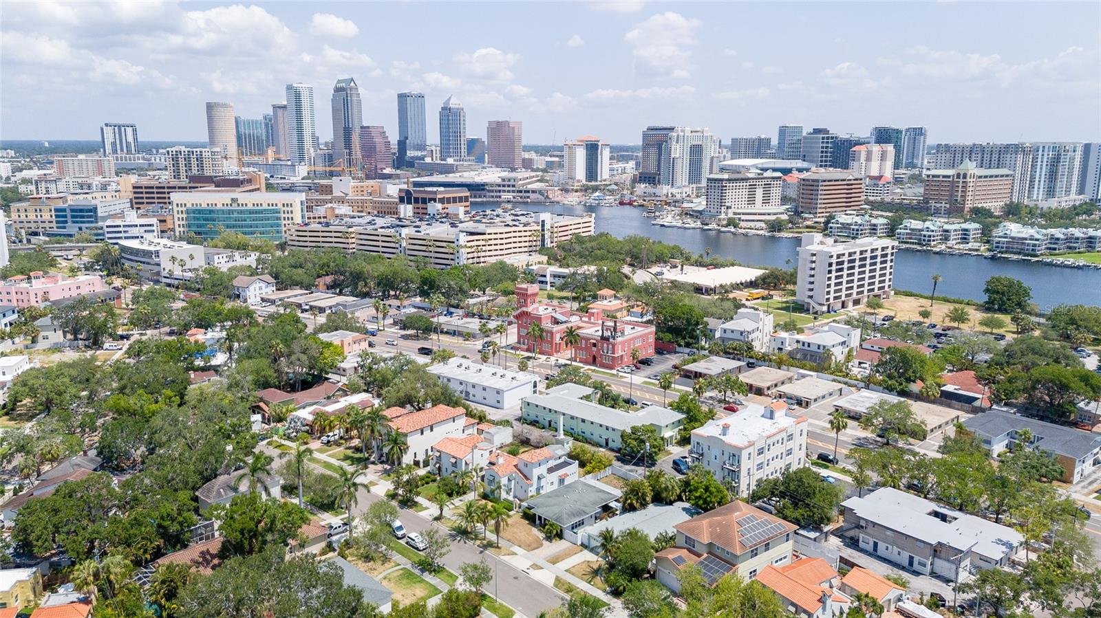 Close proximity to Downtown Tampa