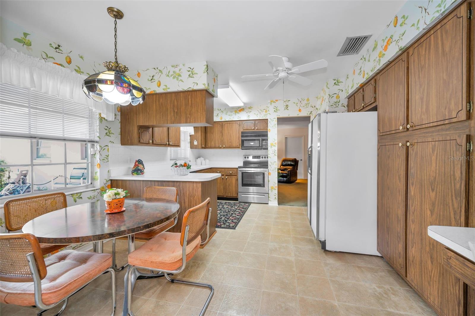 large eat-in Kitchen