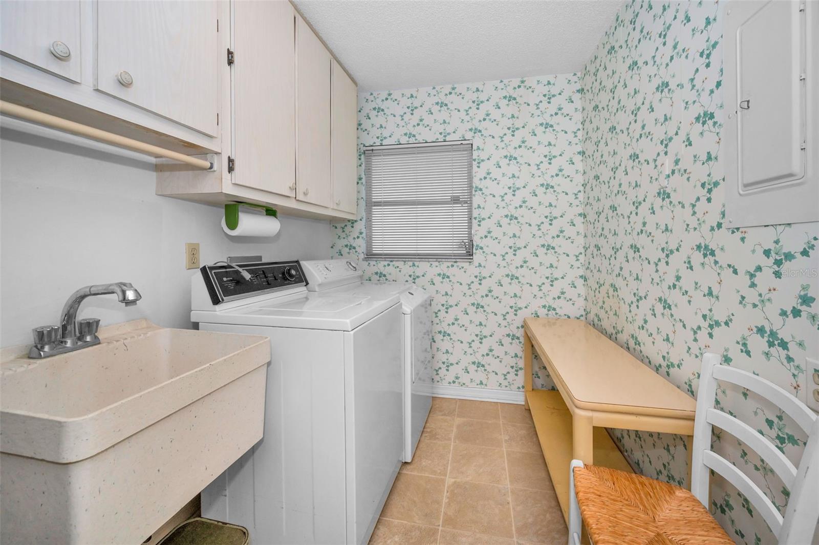 large laundry room w/plenty of storage