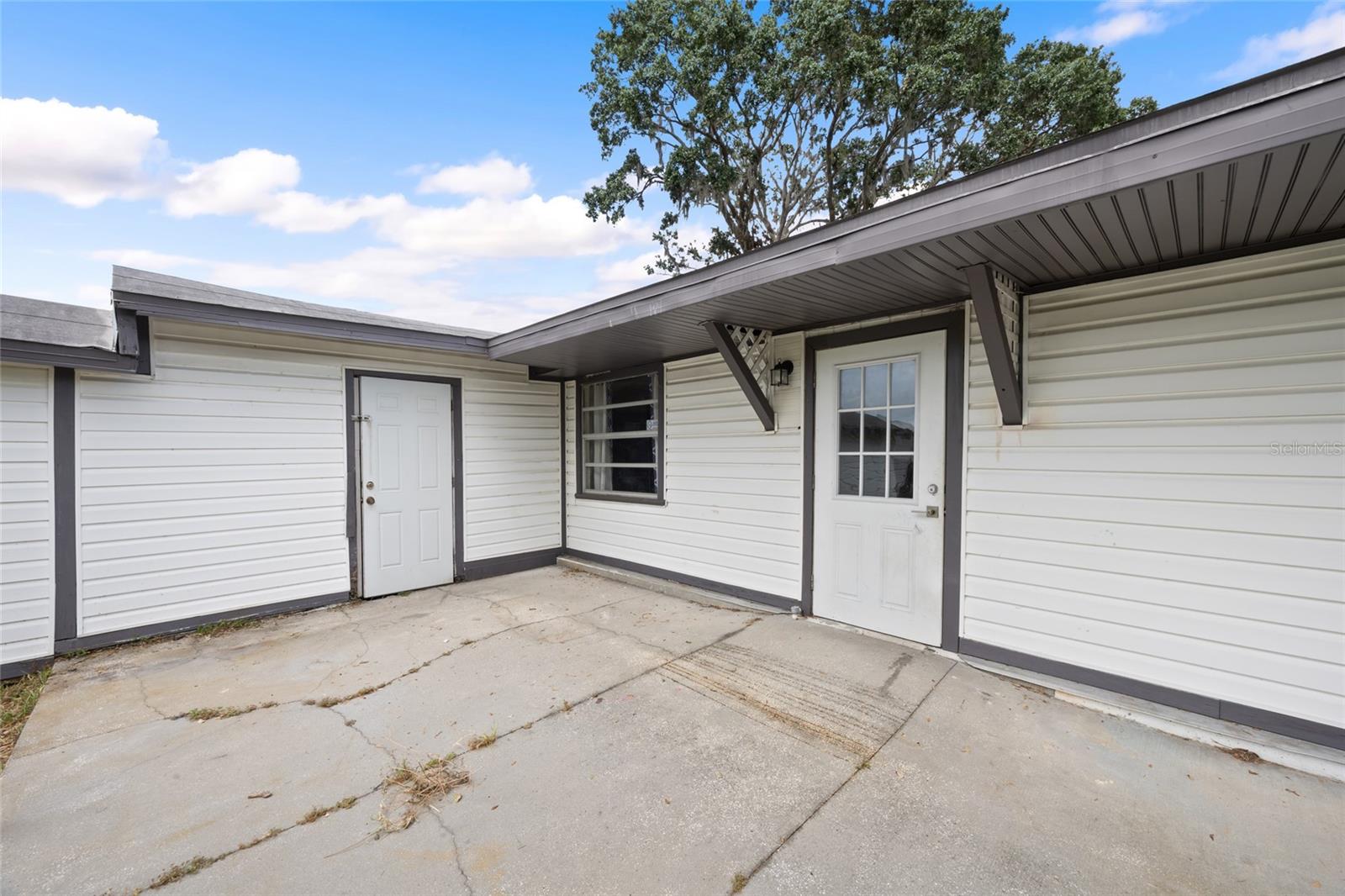 quarter acre lot with plenty of room to add a pool and outdoor florida living space