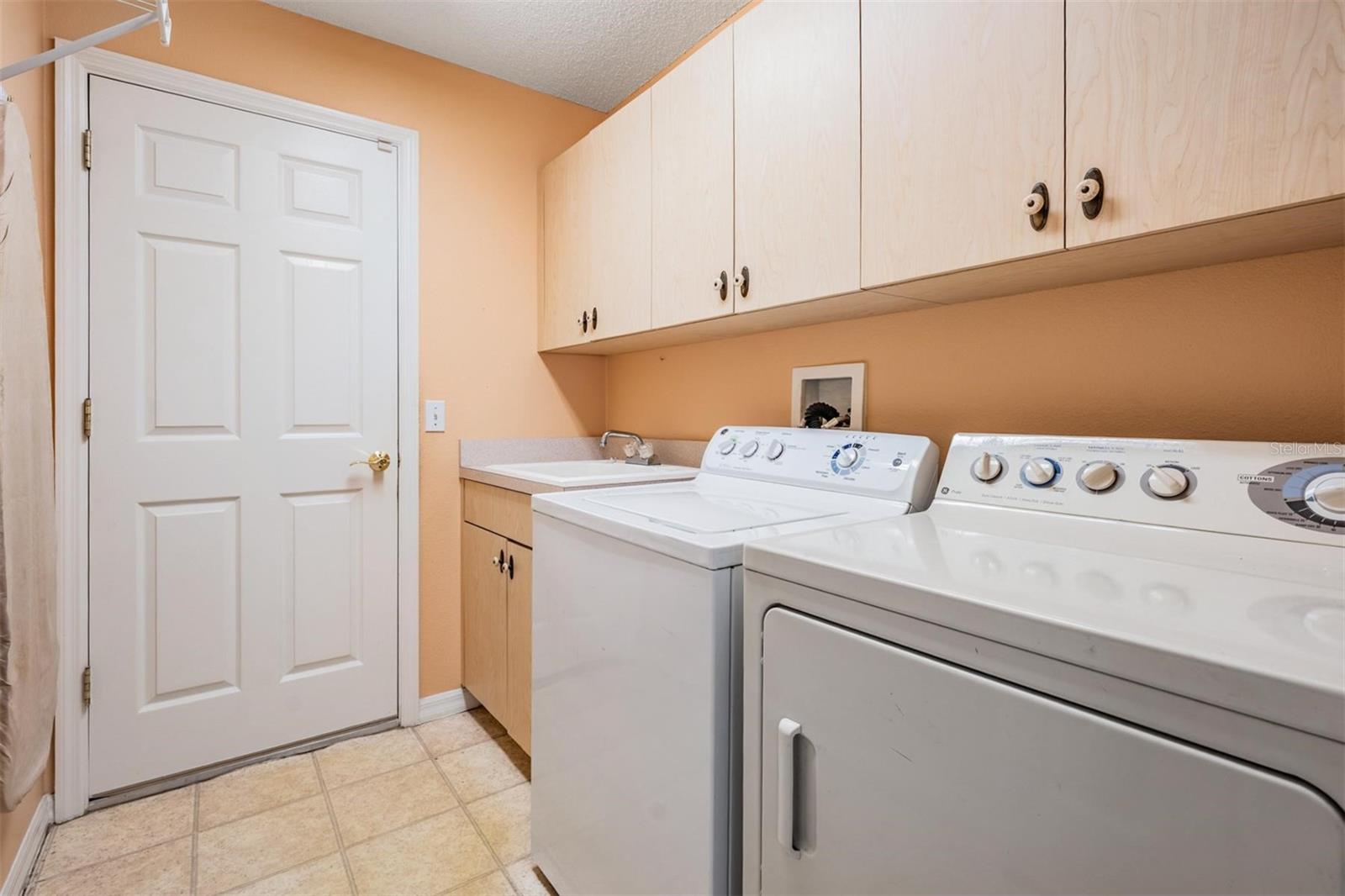 Walk in laundry room