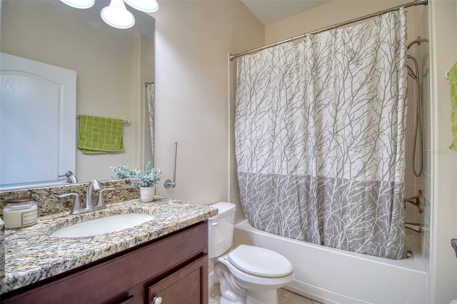 Full bathroom - 1st floor