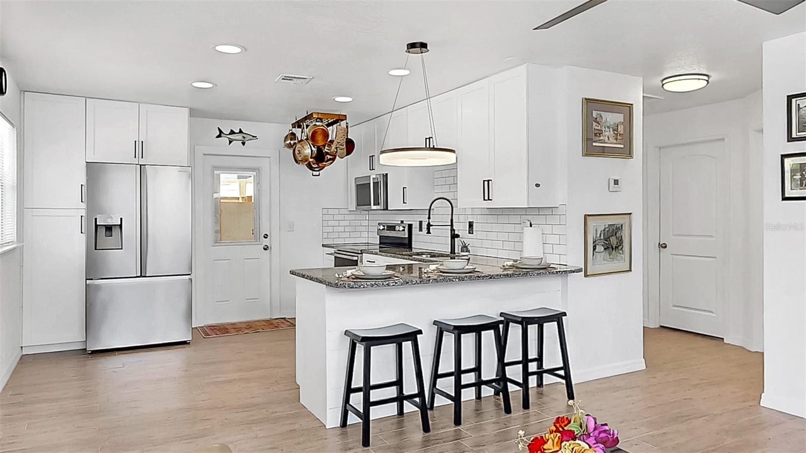 Kitchen and Breakfast Bar