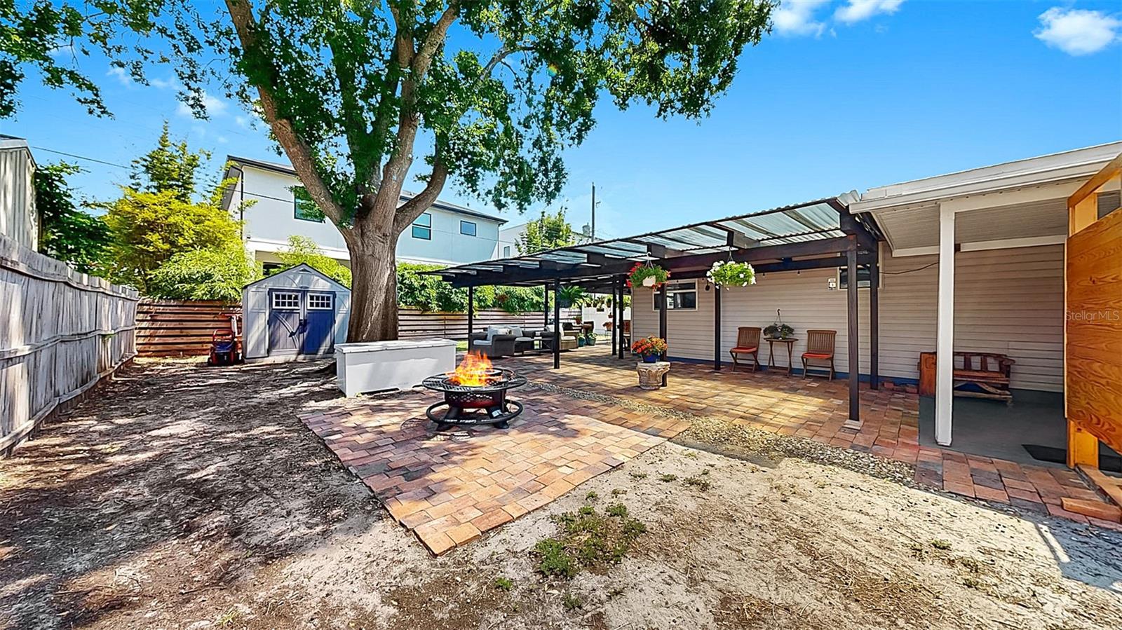 Side Yard view and additional Space for parking your RV Or Boat