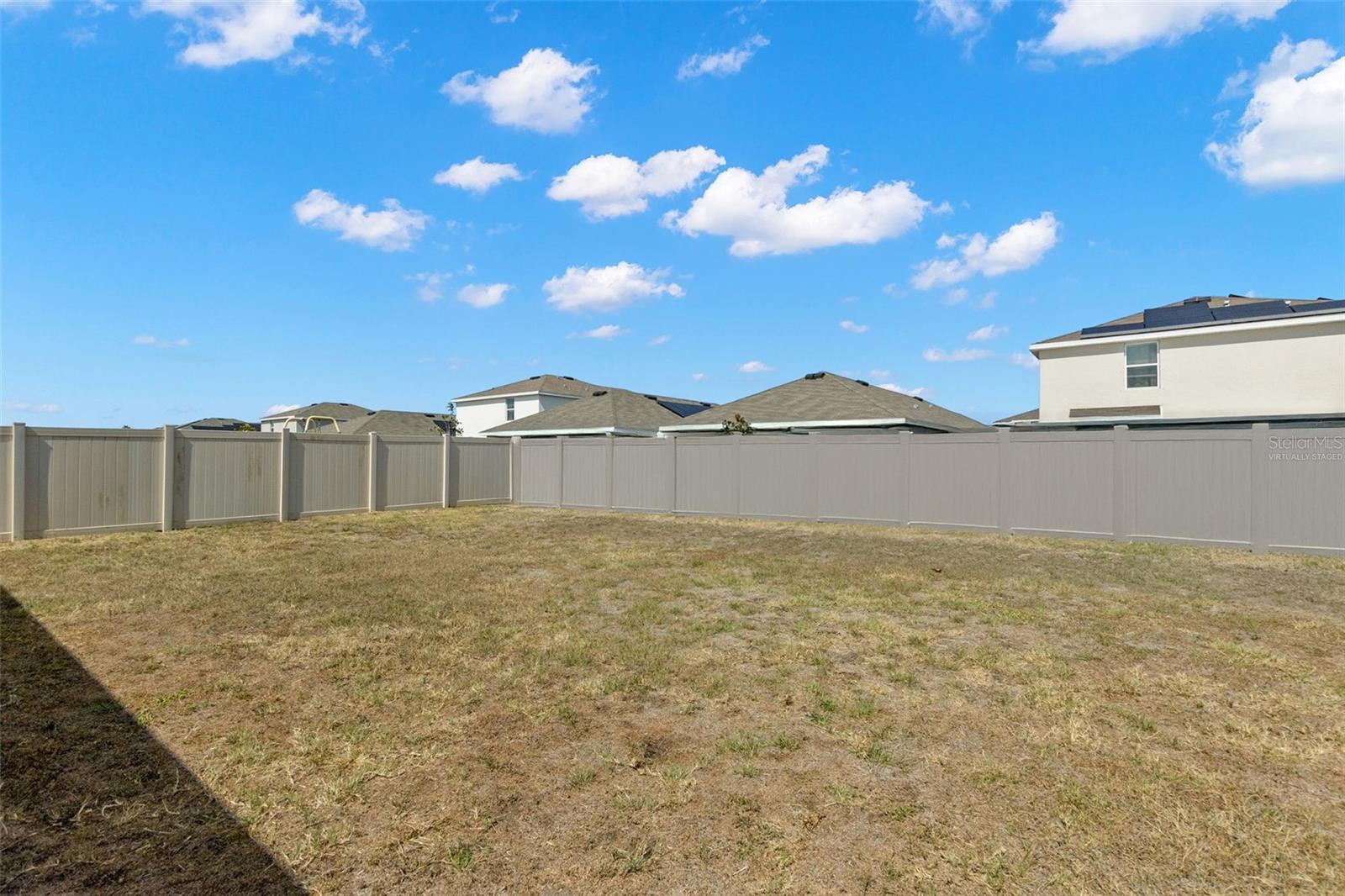 Virtually staged fence in rear to outline yard space