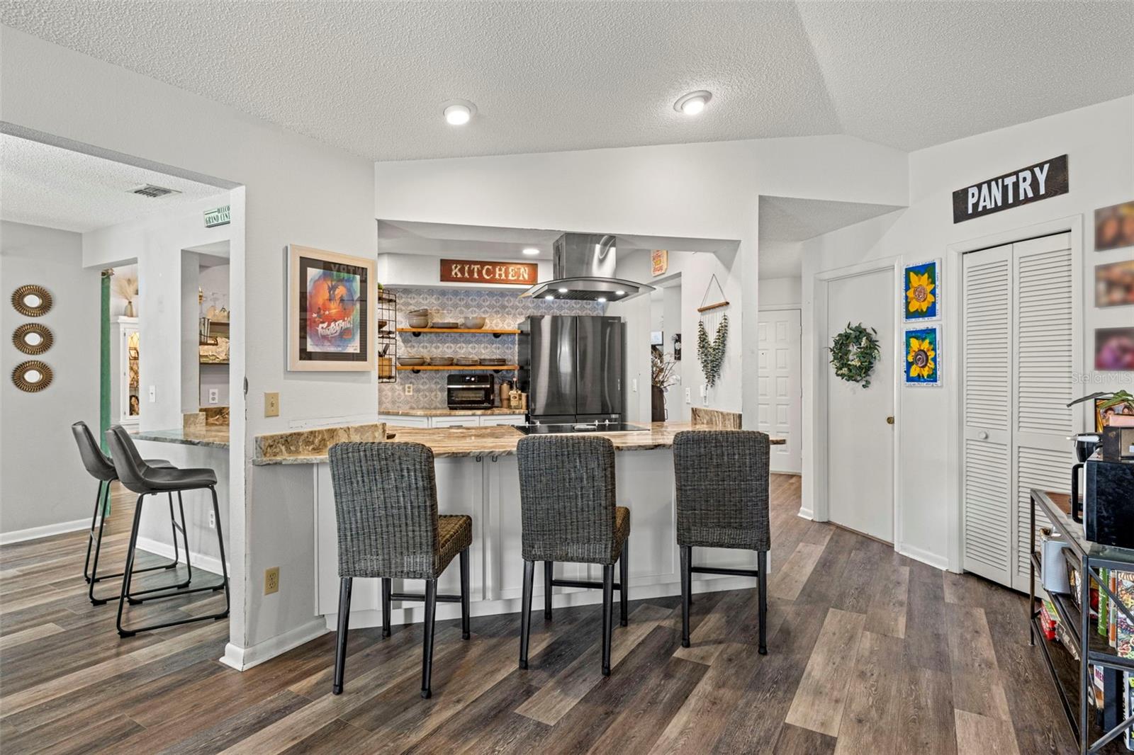Casual dining is made easy with the bartop!