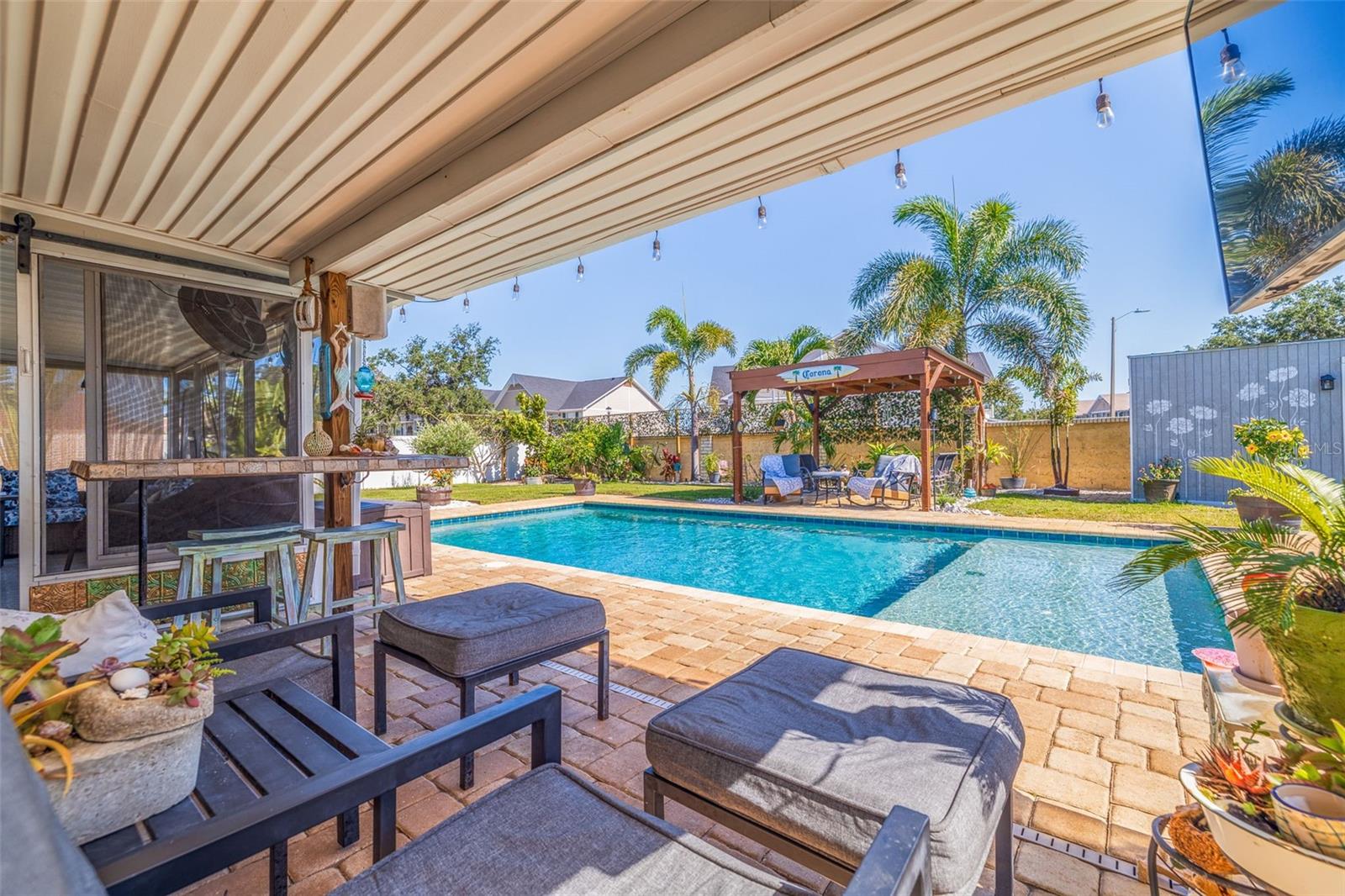 Covered lanai, pool