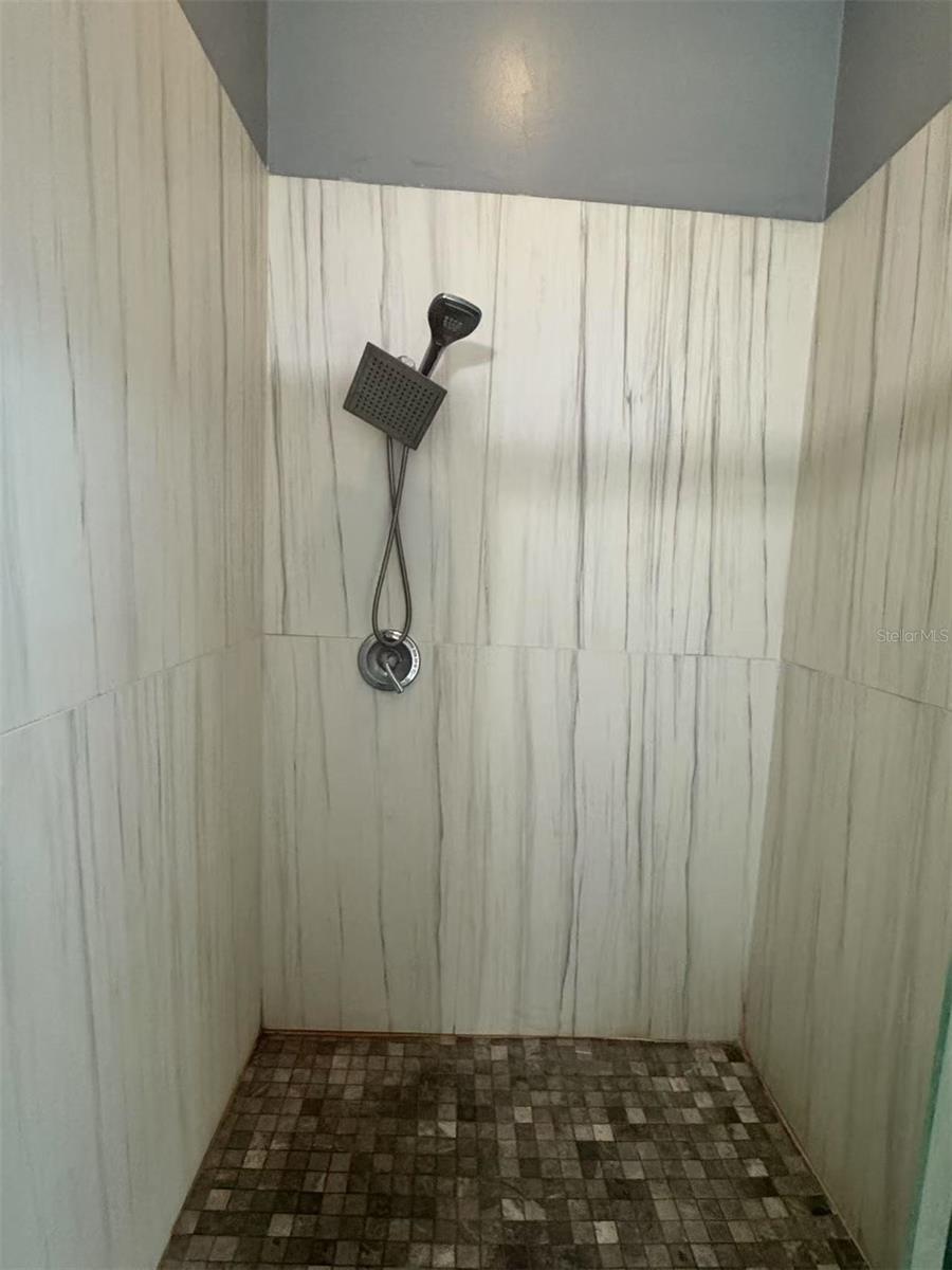 TB8383389