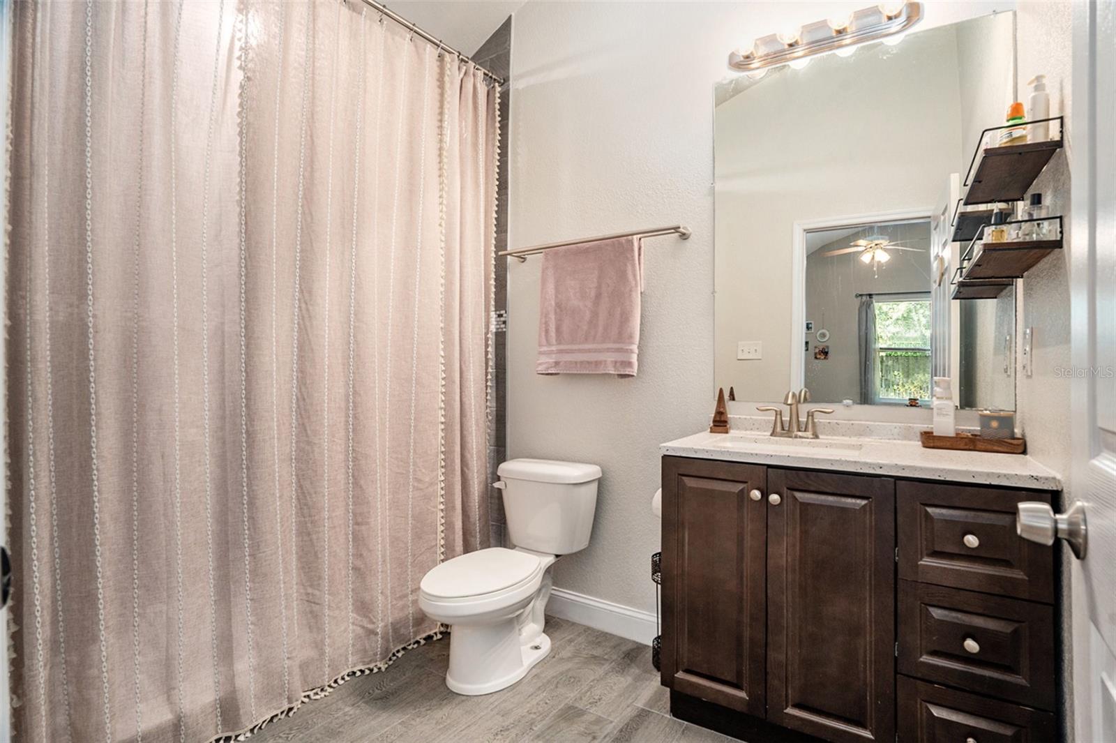 En suite bathroom featuring a tiled walk-in shower