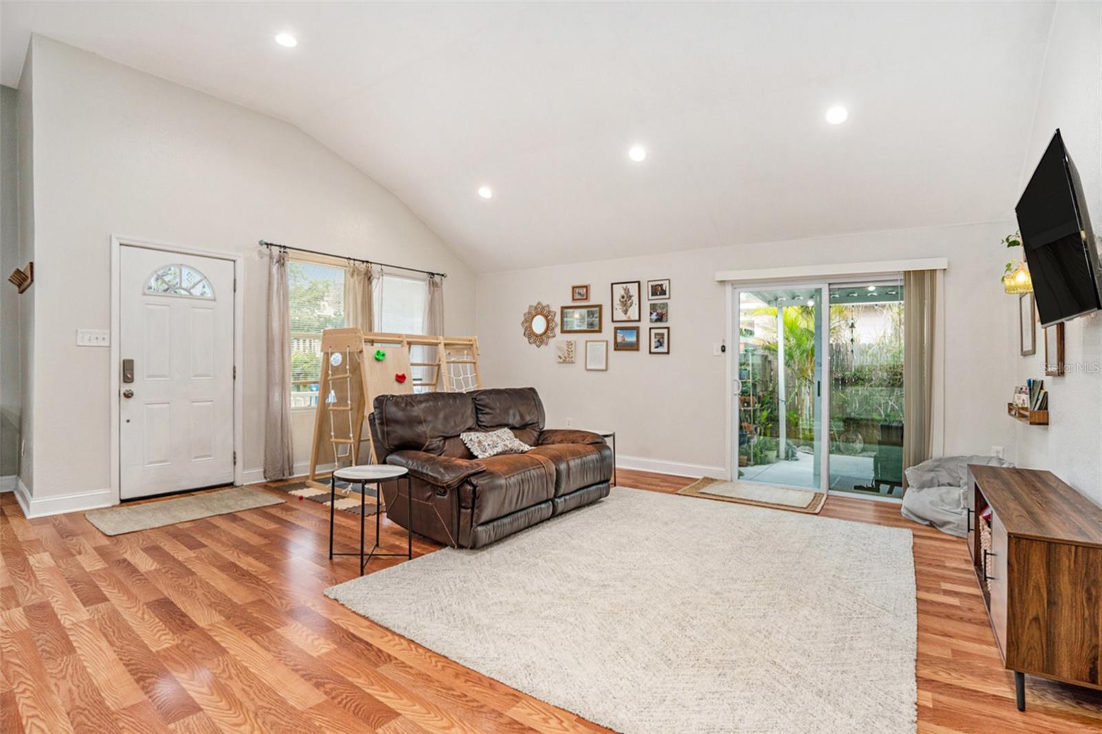 Large living room with tons of room