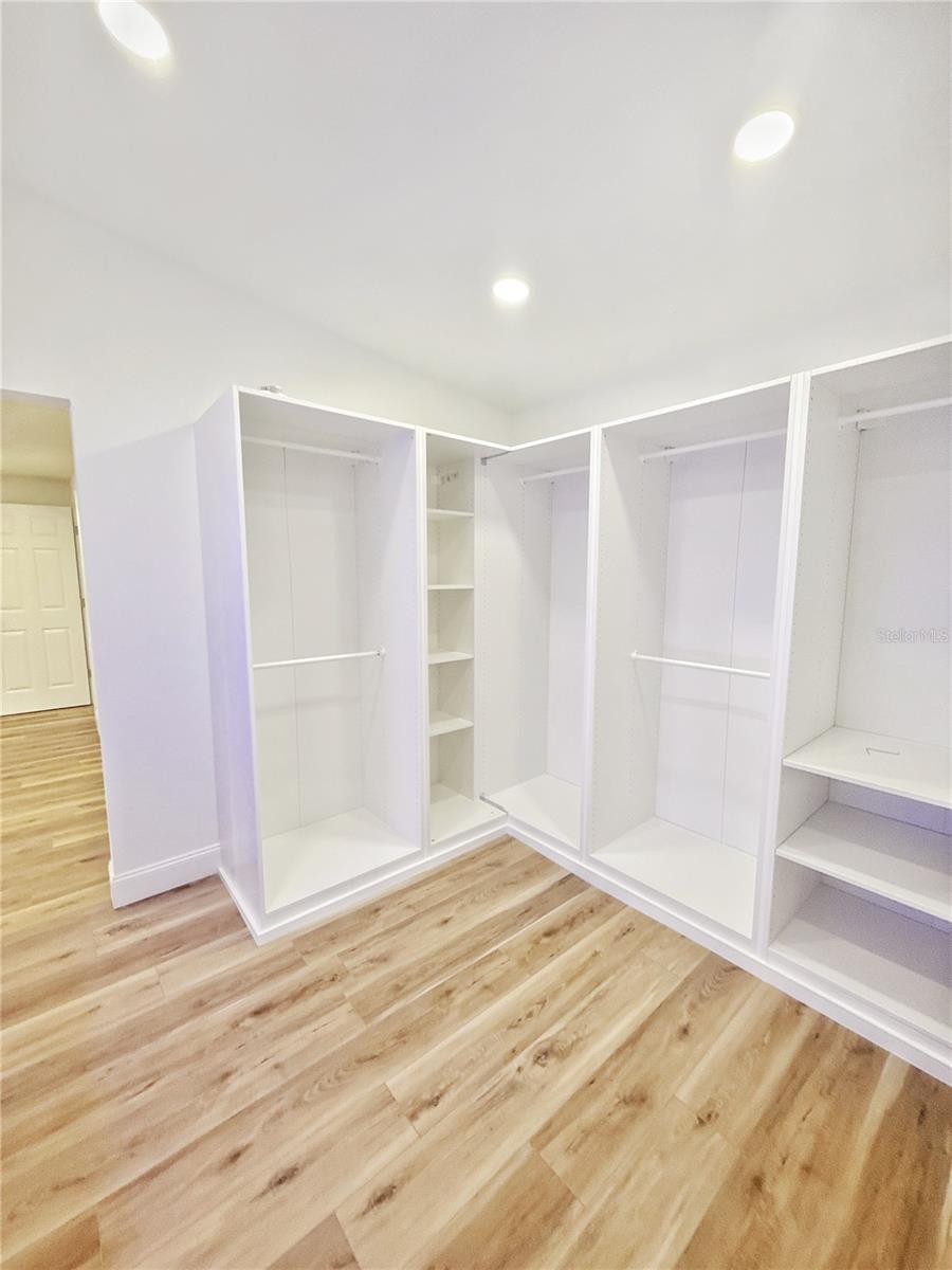 WALK-IN CLOSET