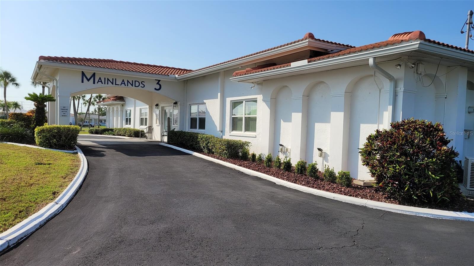 Closer view of the entrance to the clubhouse.