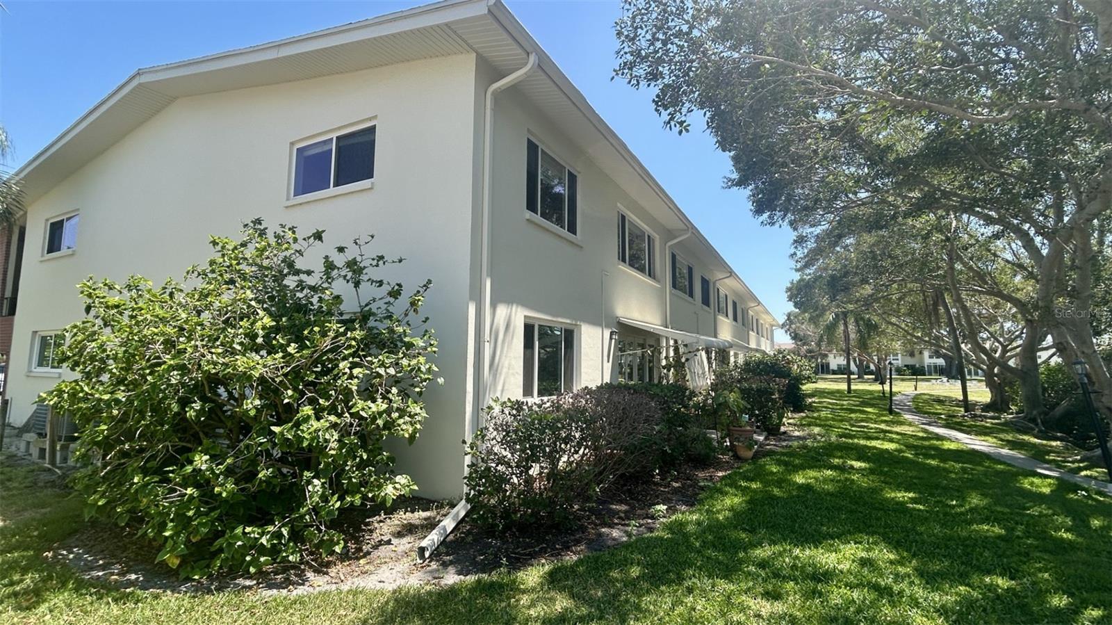 Shady corner unit