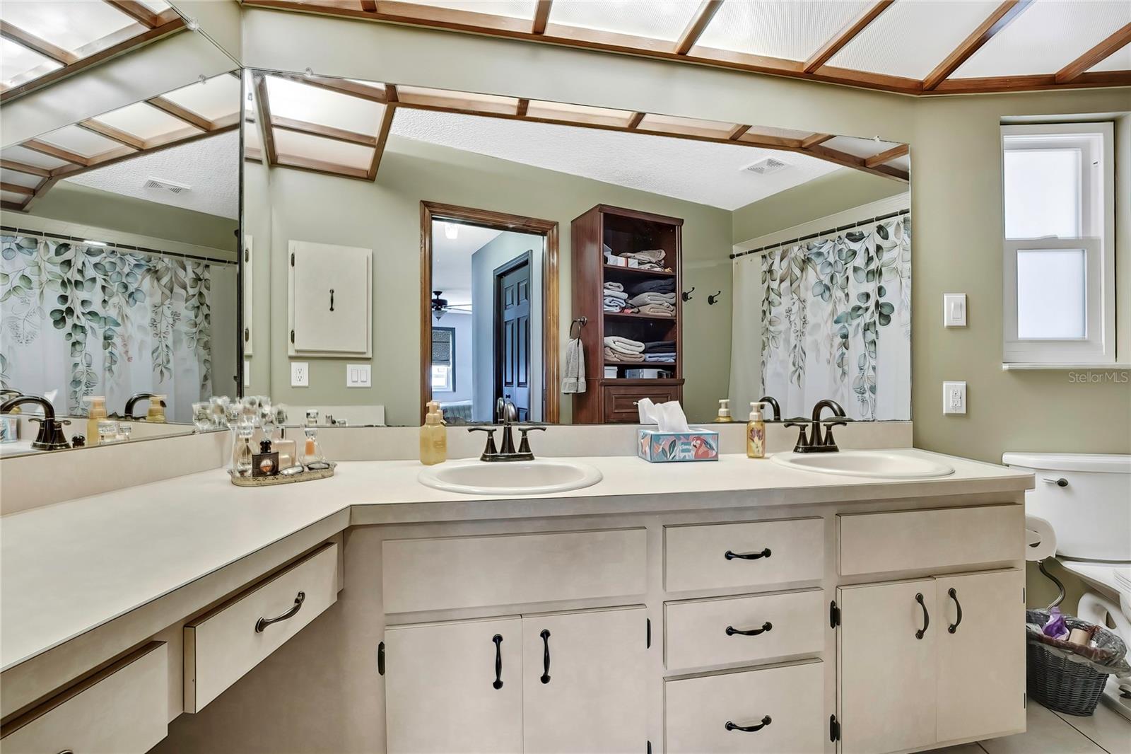 Primary en-suite