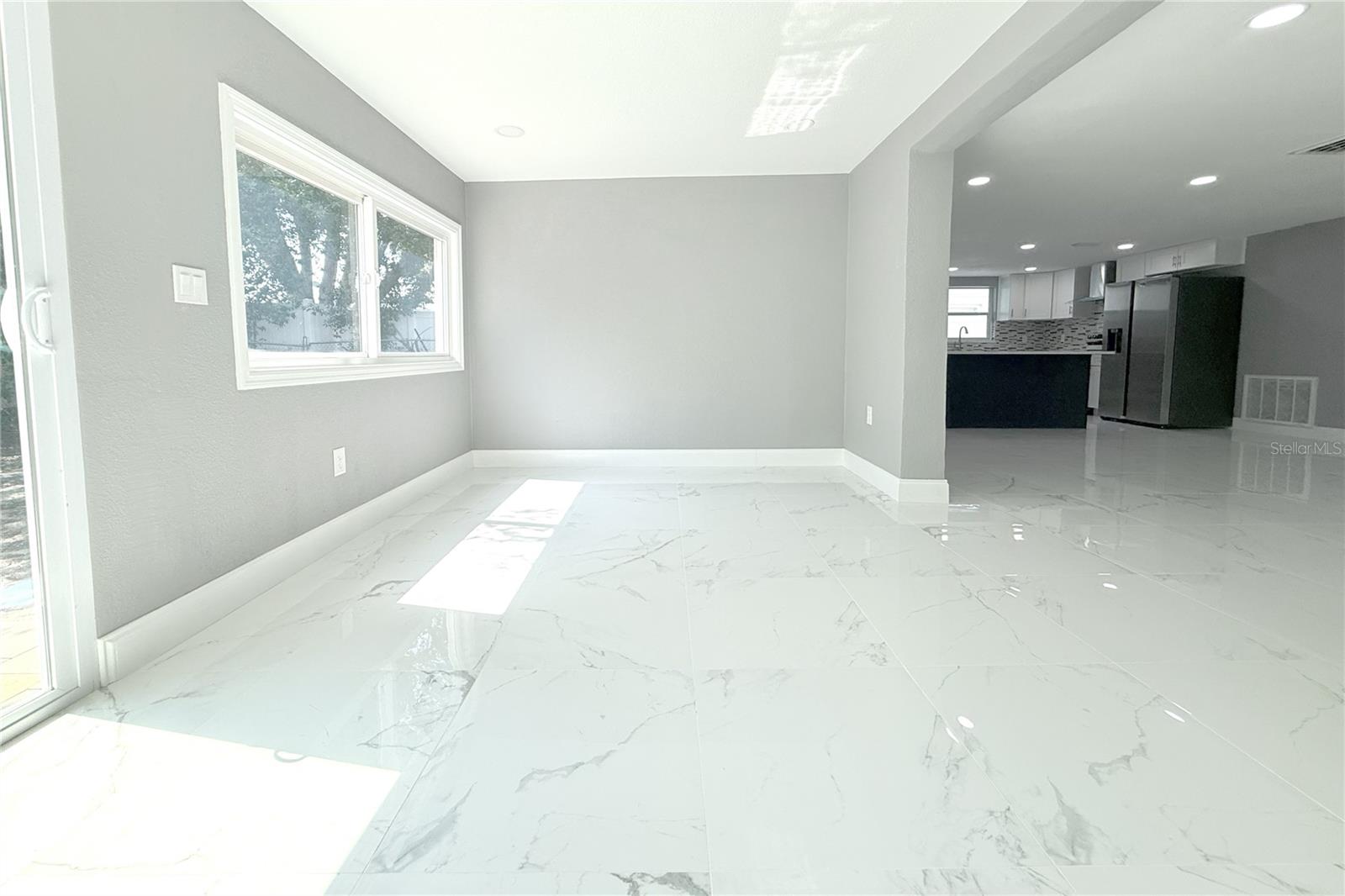 FAMILY ROOM VIEW TRO KITCHEN