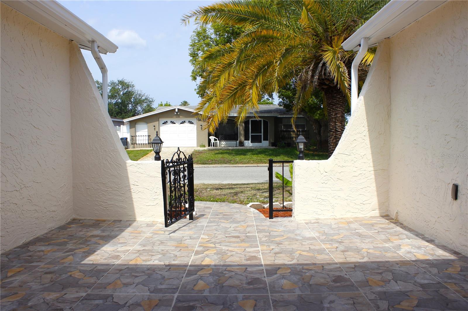 ENTRANCE PATIO