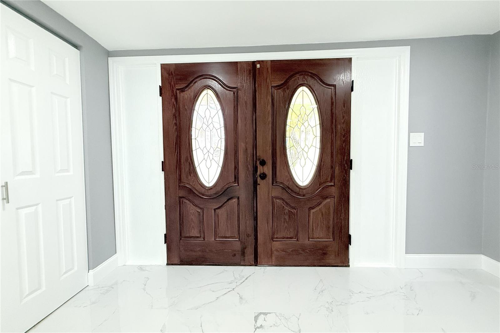 ENTRANCE FOYER BEATIFULL DOUBLE GLASS DOORS