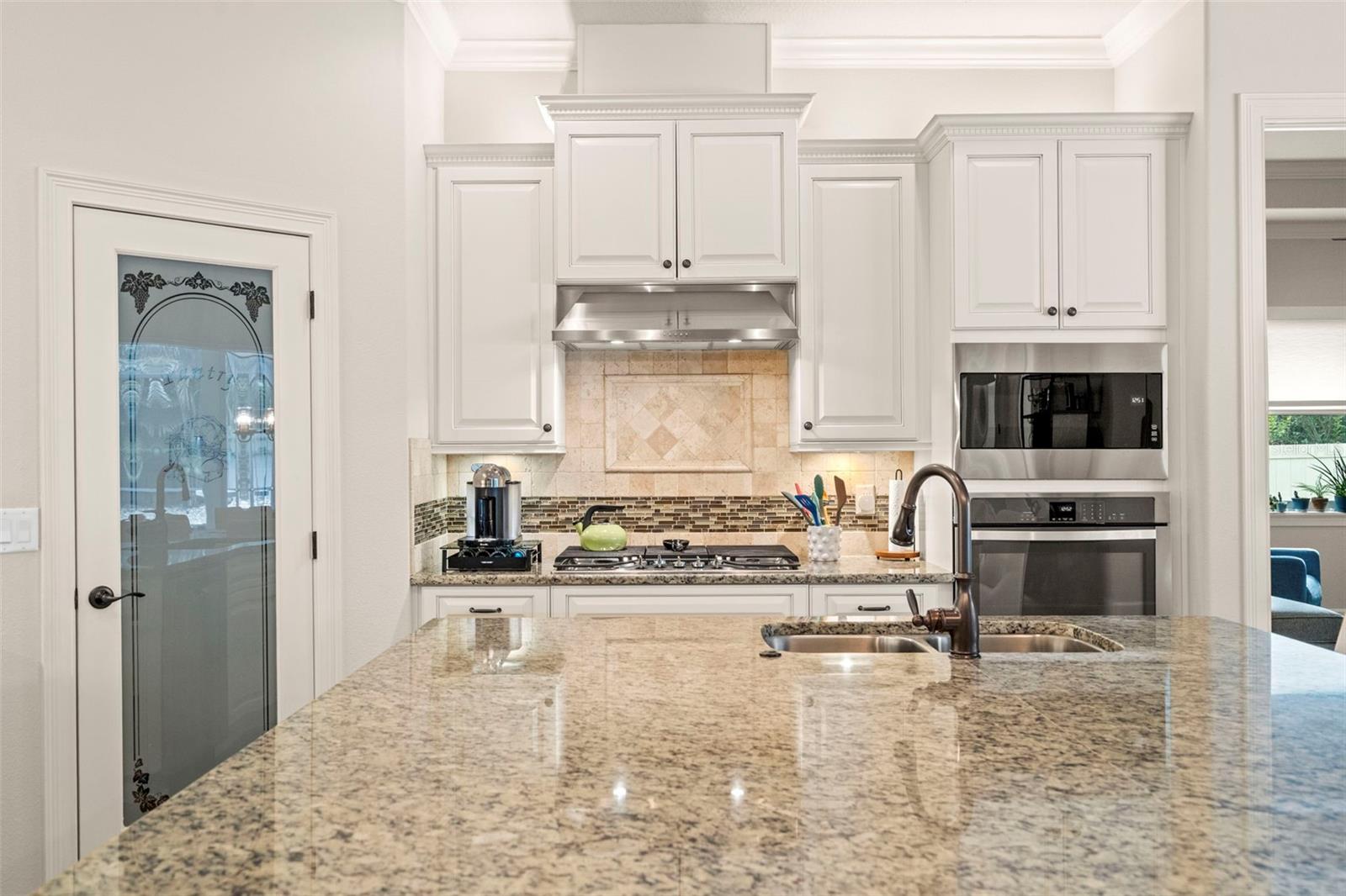 Large walk in Pantry & Gas Cooktop!