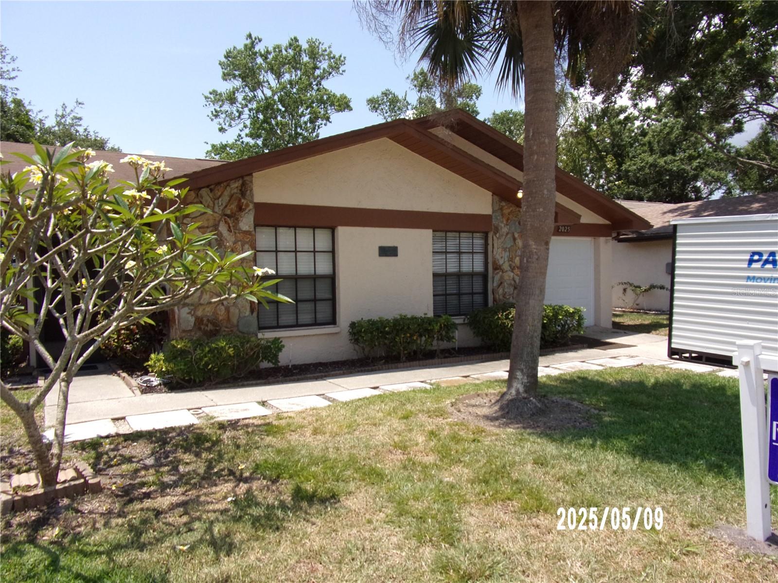 2025 Dover Ct  3-Bedroom Villa