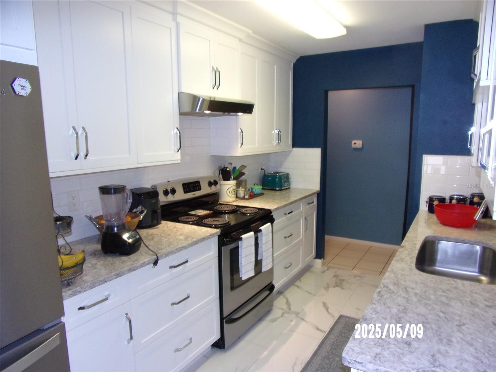 Granit Counter Tops and 36 Inch Cabinets