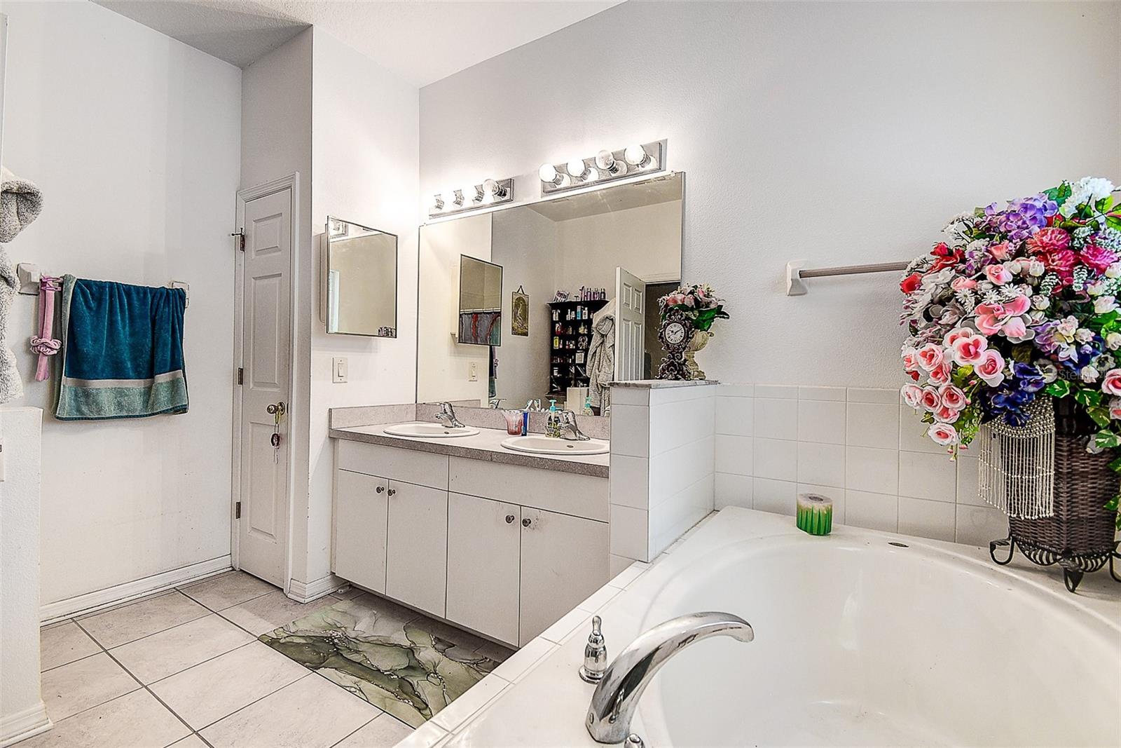Soaking tub