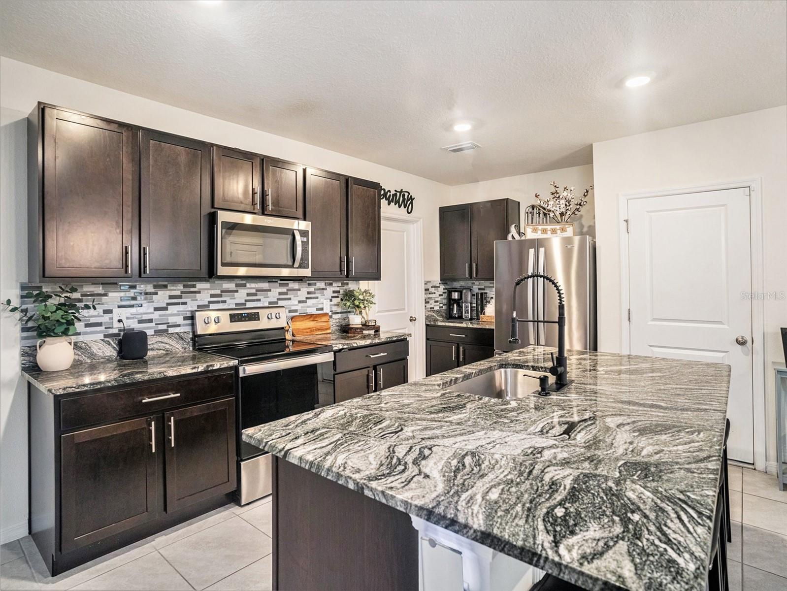 17012 Oval Rum Drive, Wimauma, FL 33598 - Kitchen