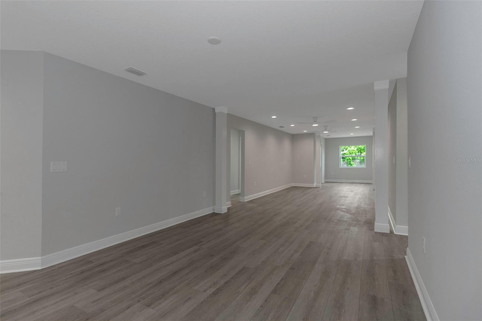 Livingroom diningroom combo