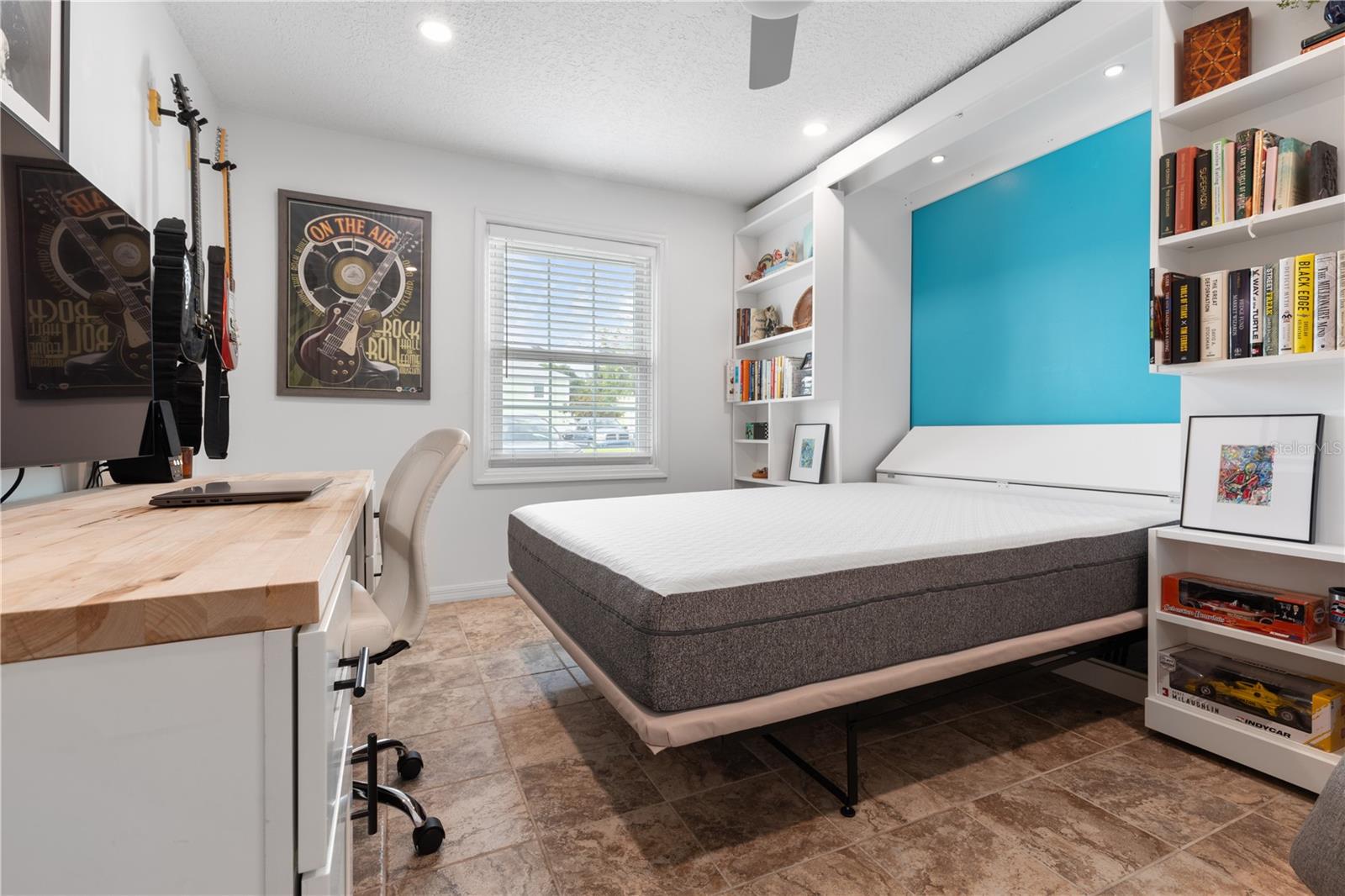 Murphy Bed in 2nd bedroom/office