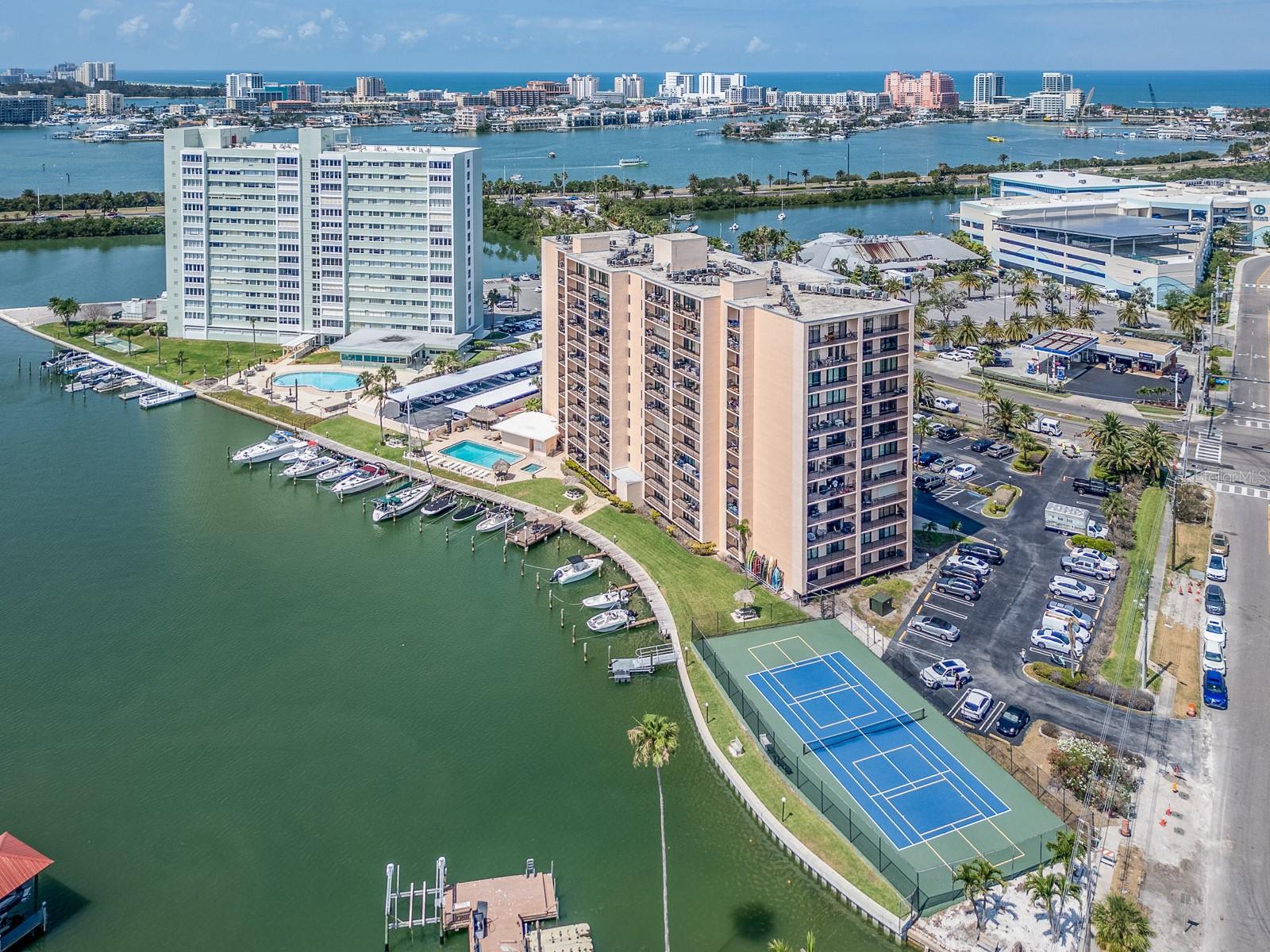 Luxury Meets Location On Island Estates