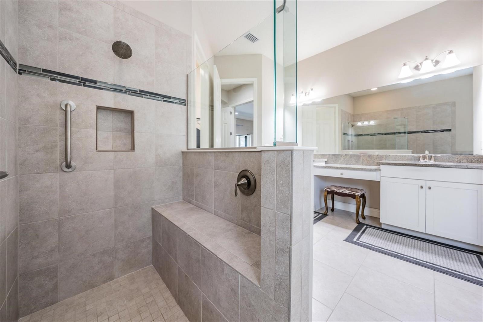 Large walk-in shower w/bench