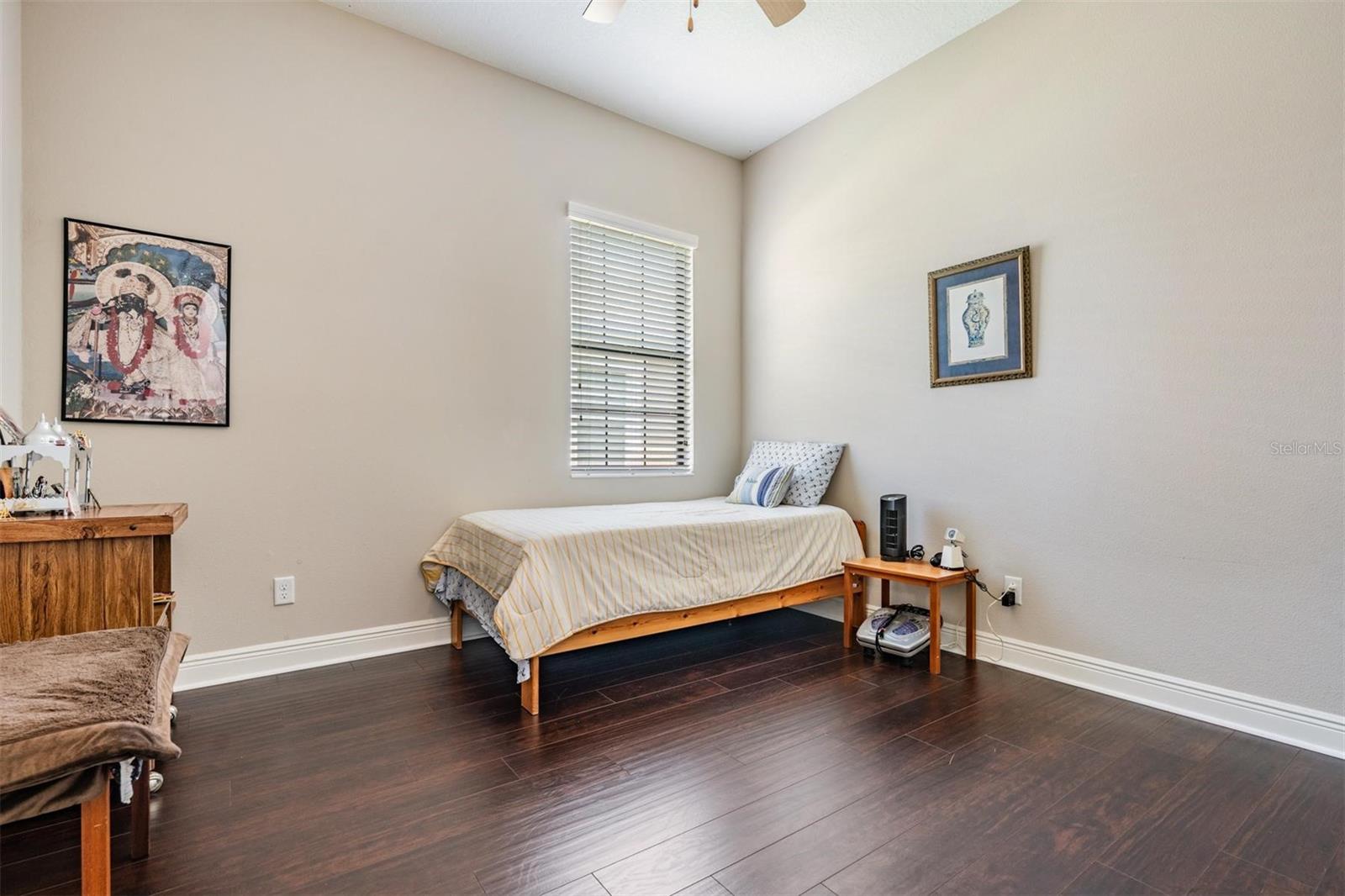 Large bedrooms w/wood flooring