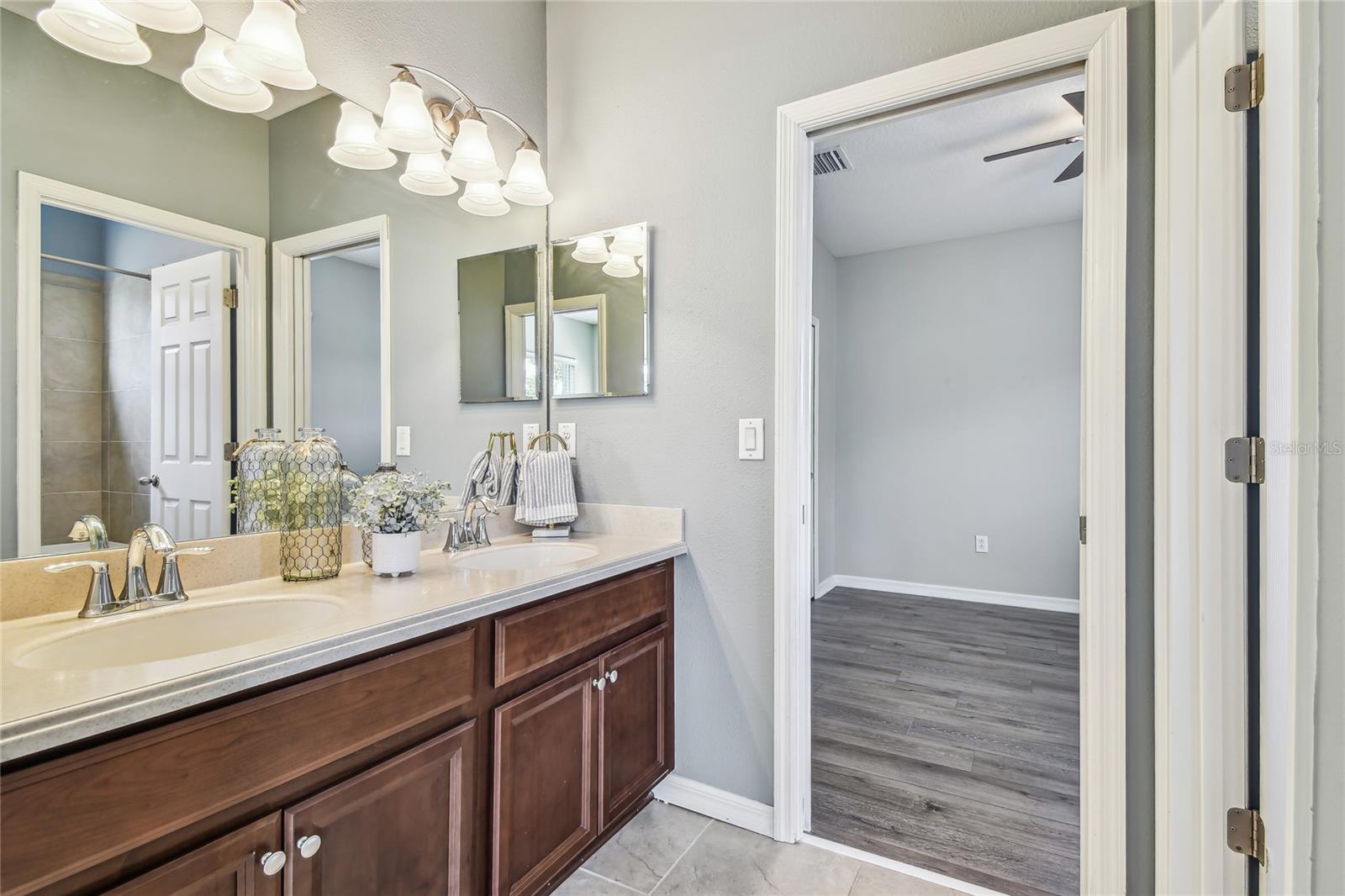 Jack n Jill Bathroom to bedroom 3