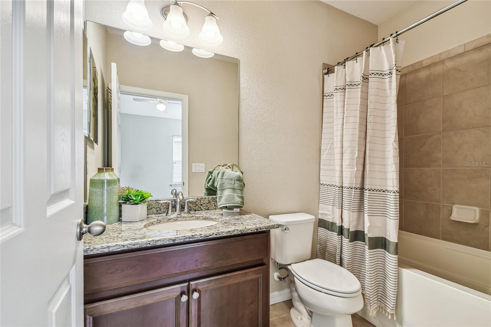 Ensuire bathroom, in bedroom 4