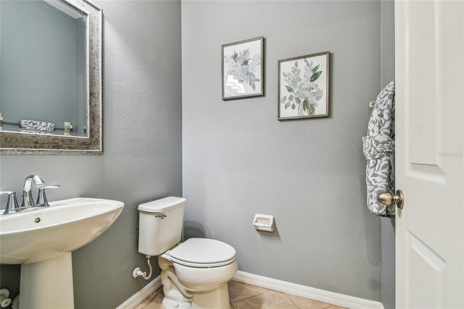 1/2 guest bathroom