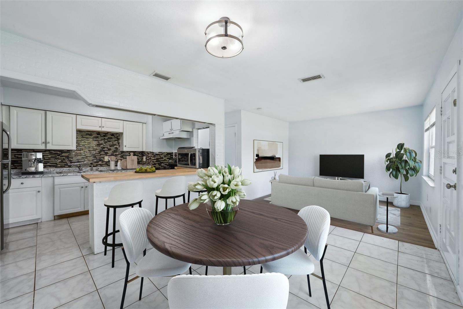 Virtually staged dining