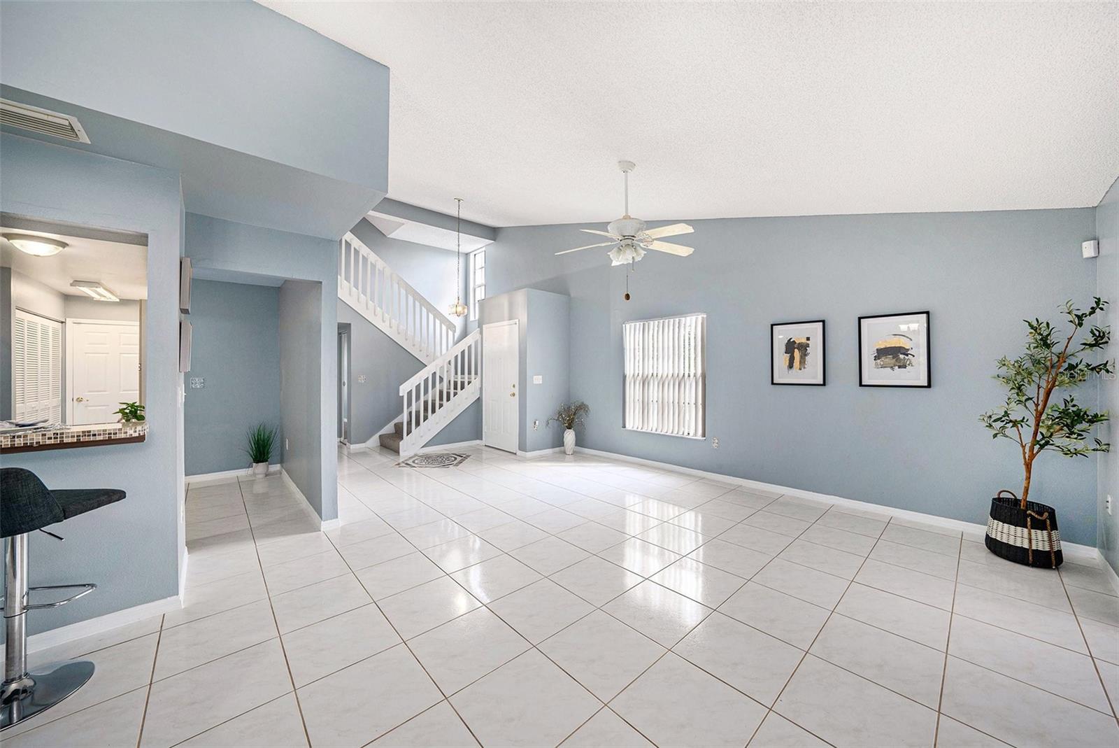Living room - High Ceilings